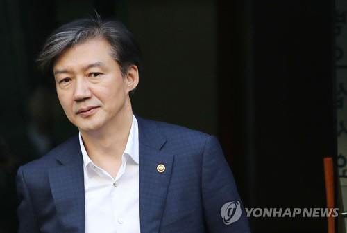 출근하는 조국 장관(사진=연합뉴스)